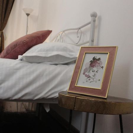 Texas House Pensionat Novaci-Străini Exteriör bild